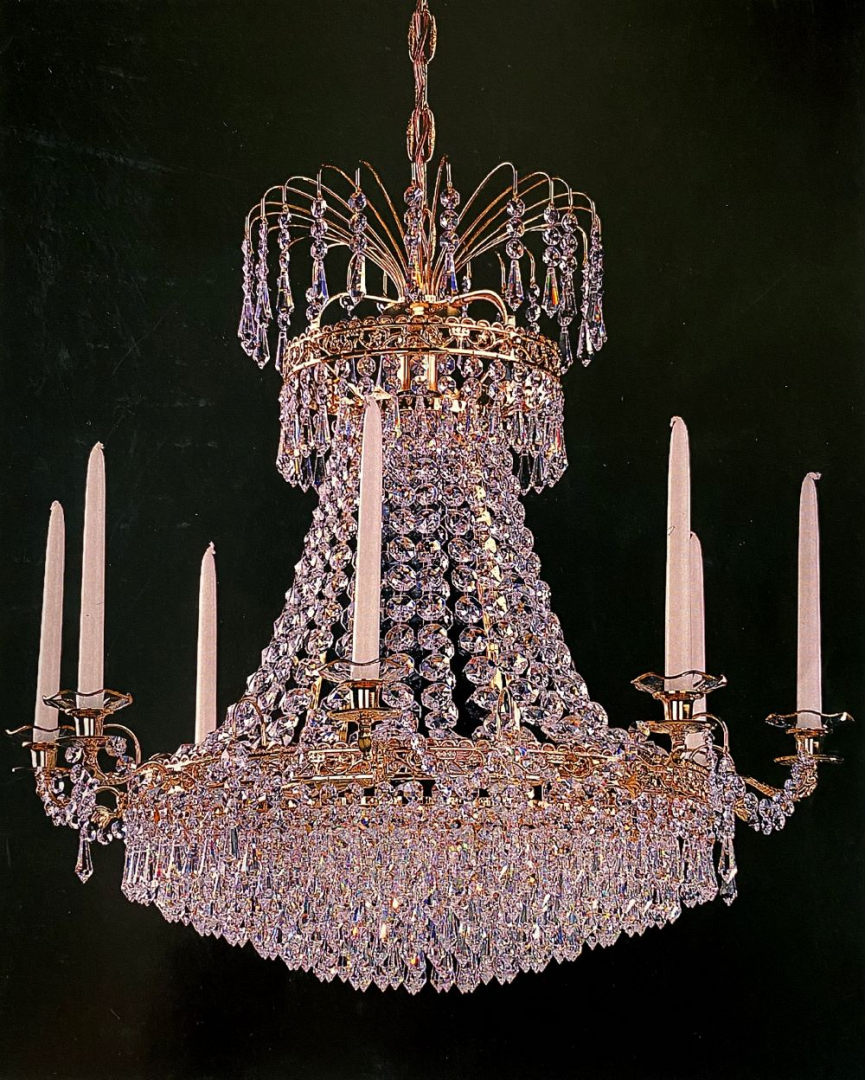 En härlig traditionell glittrande kristallkrona sätter stämningen, en taklampa för varje hem.